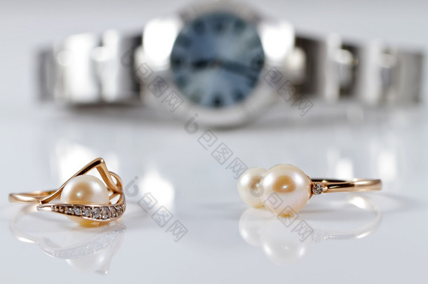 用不同的样式背景扫管笏珍珠的金戒指