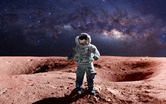 勇敢的宇航员在火星上行走。这个由美国国家航空航天局提供的图像元素.