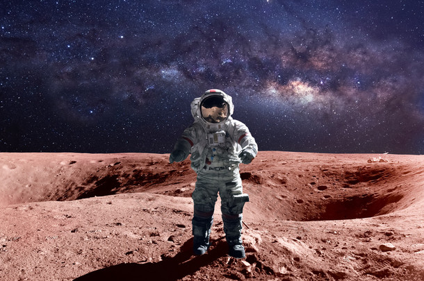 勇敢的宇航员<strong>在</strong>火星上行走。这个由美国国家航空航天局提供的图像元素.