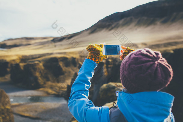 女人穿着冬天的衣服拍照在冰岛