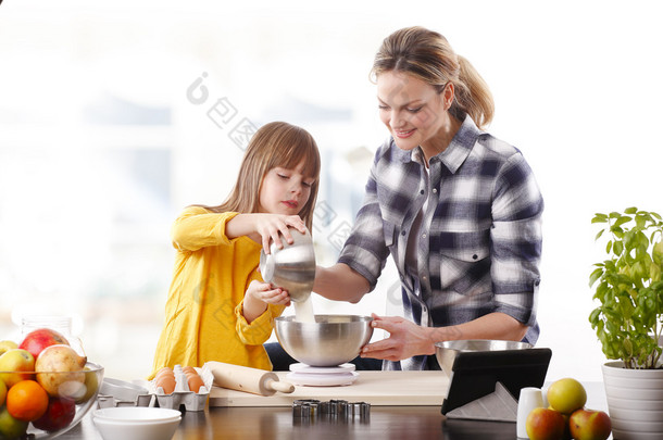 母亲和女儿烘烤饼干