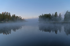 多雾的早晨在河边.