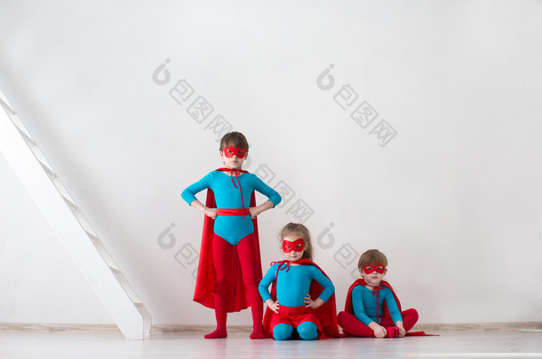 超级英雄的团队。孩子们的超级英雄. 