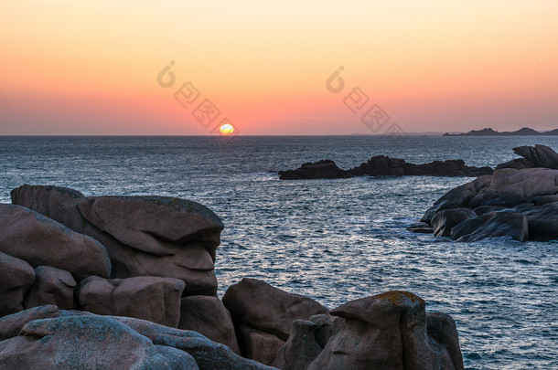 黄昏的粉红色花岗岩海岸