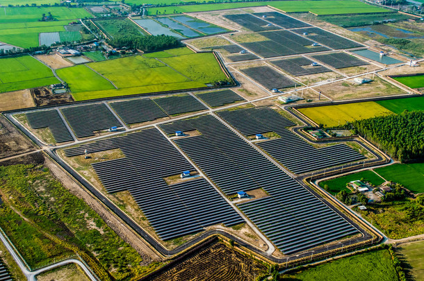 太阳能农场，从空中的太阳能电池板