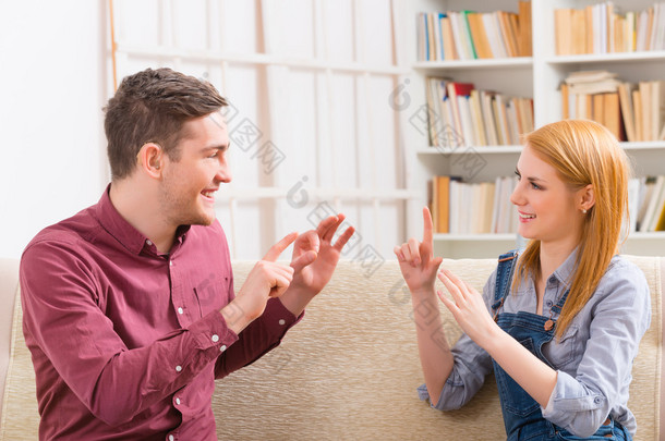 与他的<strong>女朋友</strong>使用手语聋人