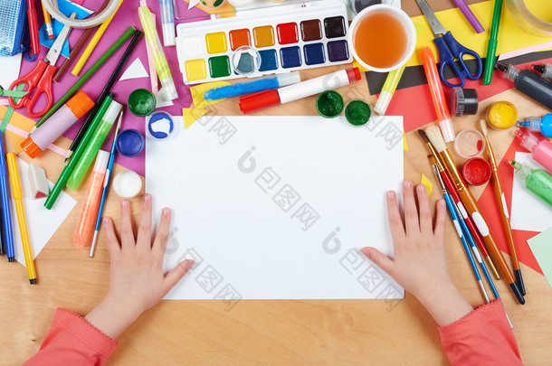 儿童画顶视图。工作场所的图稿与创意配件。平躺的艺术绘画工具.
