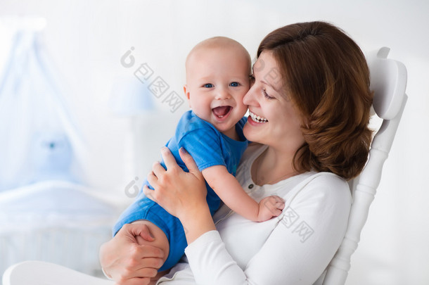 快乐的年轻母亲与小男孩在<strong>家中</strong>