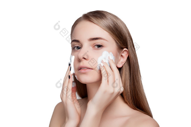 美丽的女人洗脸用泡沫治疗光<strong>背景</strong>