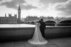 新娘和新郎在伦敦的威斯敏斯特桥