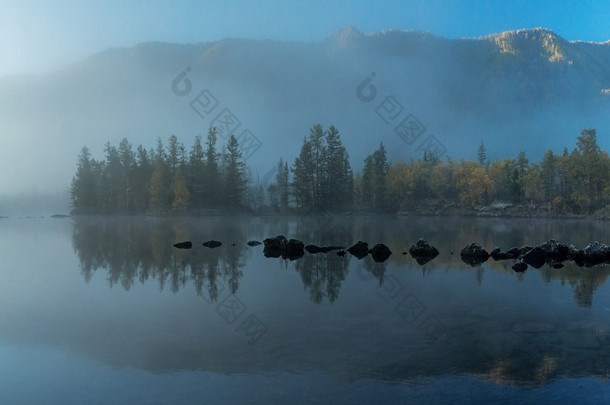 在 Zhombolok 河上的晨雾