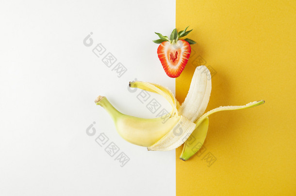 黄色的白色背景上的草莓香蕉水果夏天