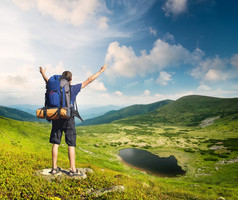 旅游在山谷中夏季时间