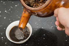 倒到碗里从搪瓷锅与中药凉茶
