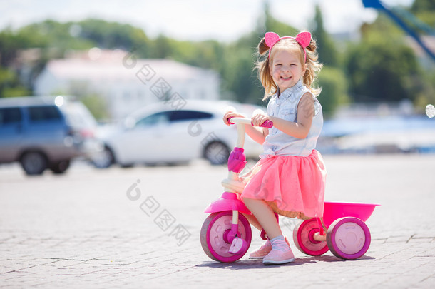 骑<strong>自行车</strong>在城市中的小女孩.