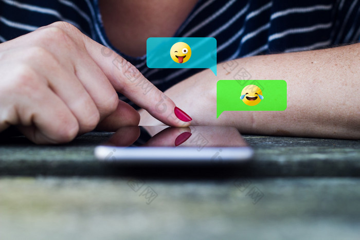 使用 emojis 聊天的女人