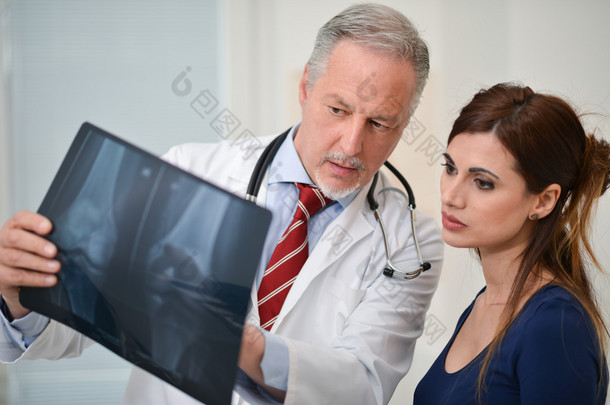 医生向他的病人显示放射