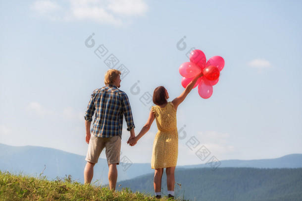 男人和女人在深山的<strong>气球</strong>