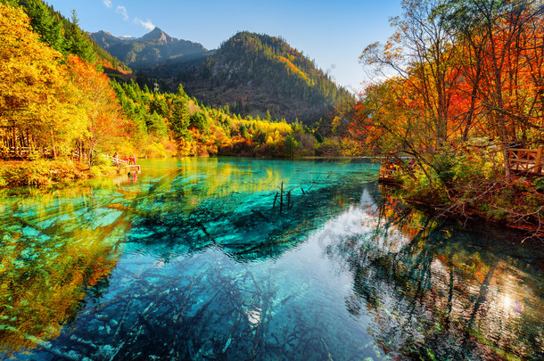 蔚蓝的海水在五花湖的美景