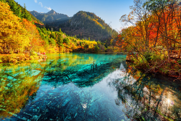 蔚蓝的海水在五花湖的美景