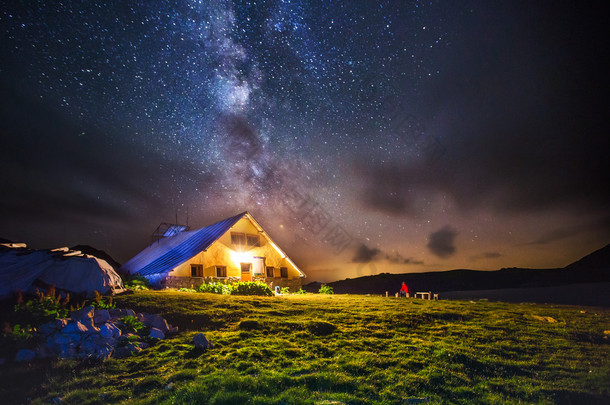 在夜幕下银河在山中小屋