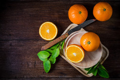 新鲜的有机橘子水果木制背景.