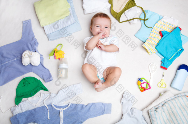 婴儿服装、 洗护用品、 玩具和卫生保健的配件与白色背景上。希望列表或购物概述怀孕和婴儿洗澡.