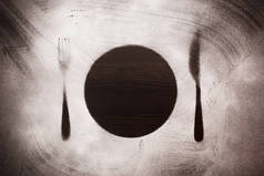 剪影板、 木制黑色背景上的刀和叉