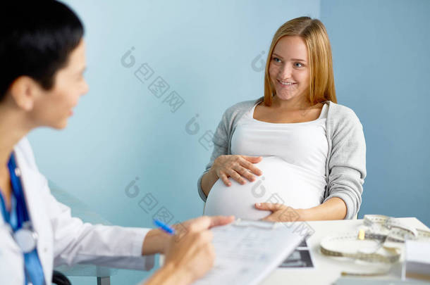 怀孕的女人，听听她的医生 