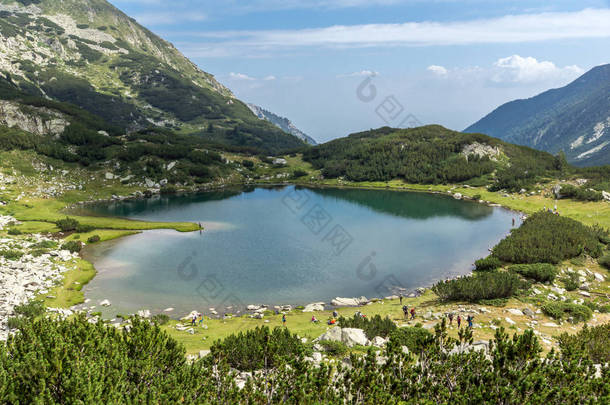 令人惊叹的全景的 Muratovo 湖，皮林山