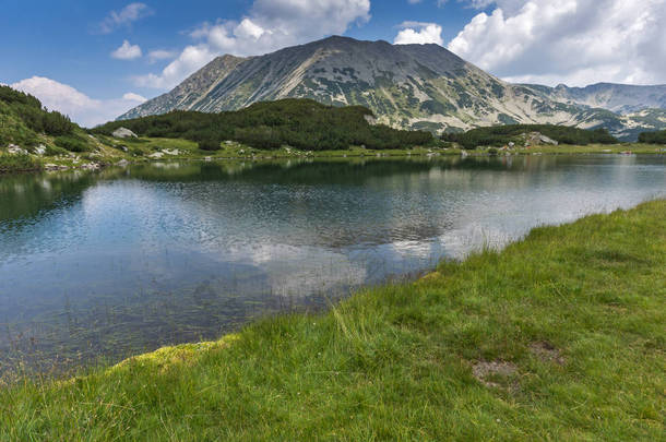 反射在 Muratovo 湖，皮林山与<strong>托多尔卡</strong>高峰全景