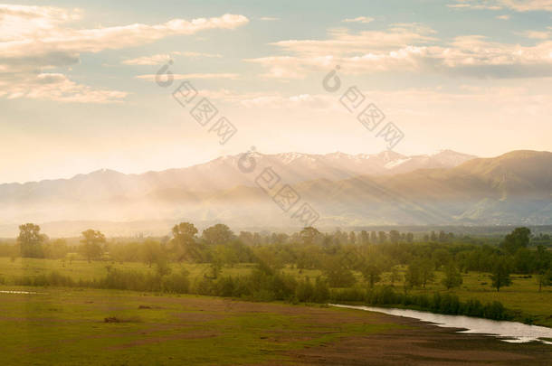 山谷景观河与山在日出时的背景