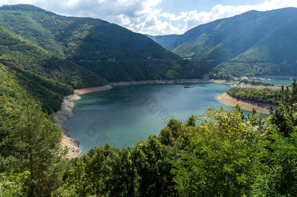 曲流瓦 (Antonivanovtsy) 水库，山脉南麓山的全景