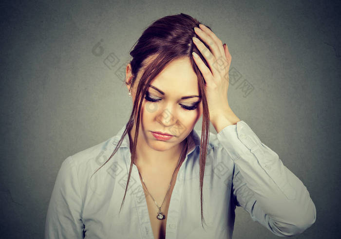 悲伤绝望的女人担心强调俯视的表情图片-包图网企业站