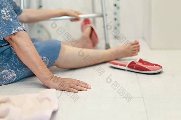 老人落在浴室里因为滑面
