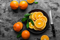 新鲜橙子用叶子