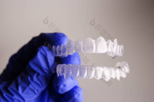 牙科正畸举行由牙医手