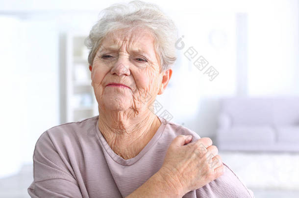 老年妇女患肩上疼痛