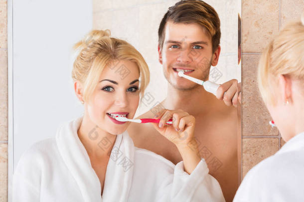 刷牙的年轻夫妇