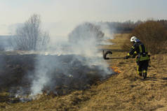 消防队员战斗一场野火在春天