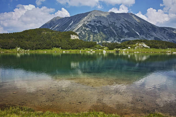 令人惊叹的景观与 Muratovo 湖和托多尔卡峰，皮林山
