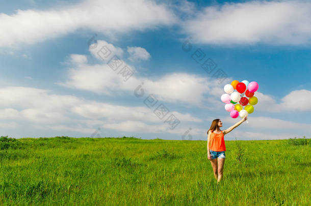 拿气球的年轻女人