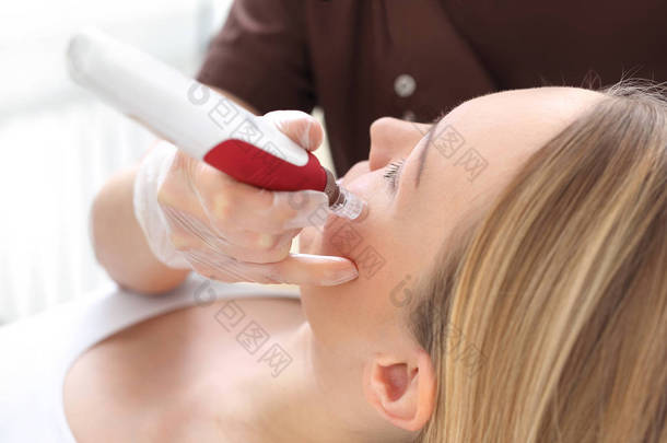 微针美速疗法，治疗女人在美容师