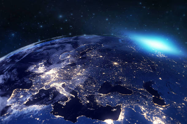 从空间在黑暗的夜晚，全球世界与蓝色发光边缘和太阳轻日出，由美国国家航空航天局提供的这张图片的一些元素显示欧洲大陆的蓝色行星<strong>地球</strong>