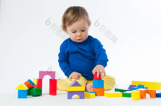 小小孩在玩骰子在白色背景上孤立