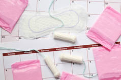 在日历页面上的垫和月经卫生棉条