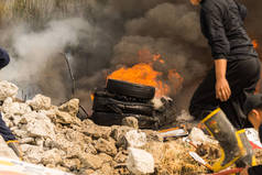 燃烧的橡胶轮胎创建大的黑烟和污染.