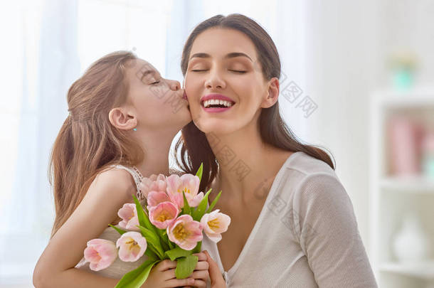 女儿向妈妈表示祝贺
