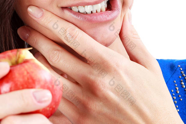 女人在强牙痛疼痛与特写手在脸上. 