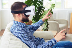 运动主席先生在虚拟现实眼镜坐在沙发上